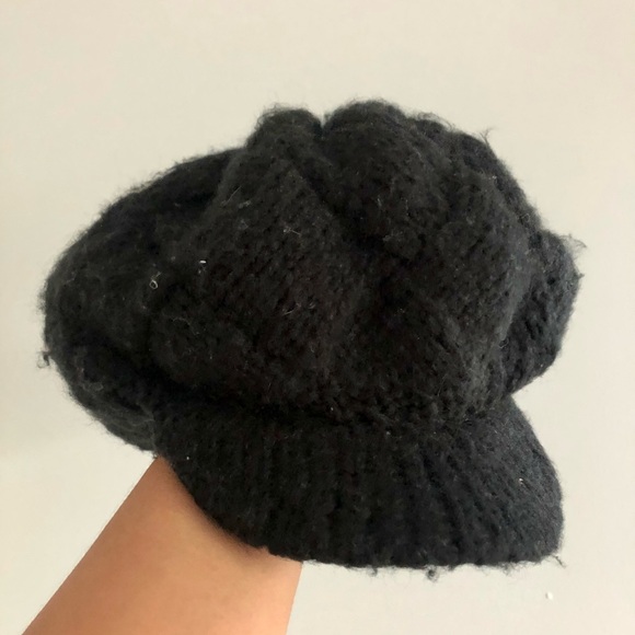 Accessories - EUC Vintage Black Beanie with brim 🧢